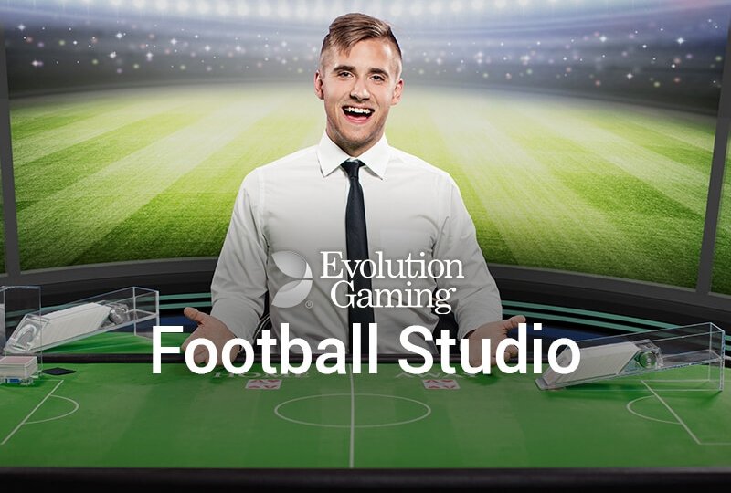 Football Studio da Evolution: apresentador num estúdio com cenário de estádio de futebol
